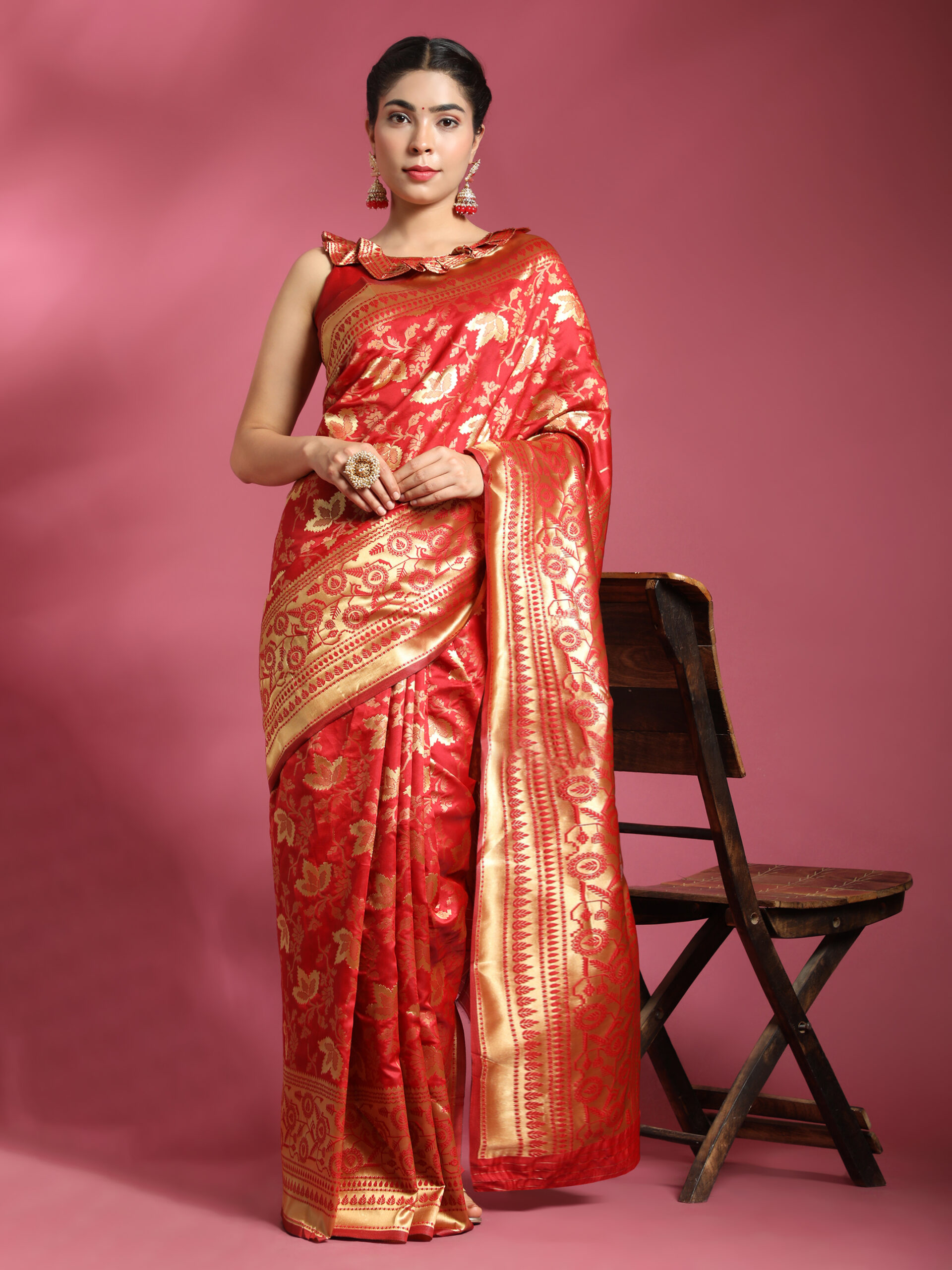 Red   & Gold-Toned Woven Floral  silk  Blend Banarasi saree