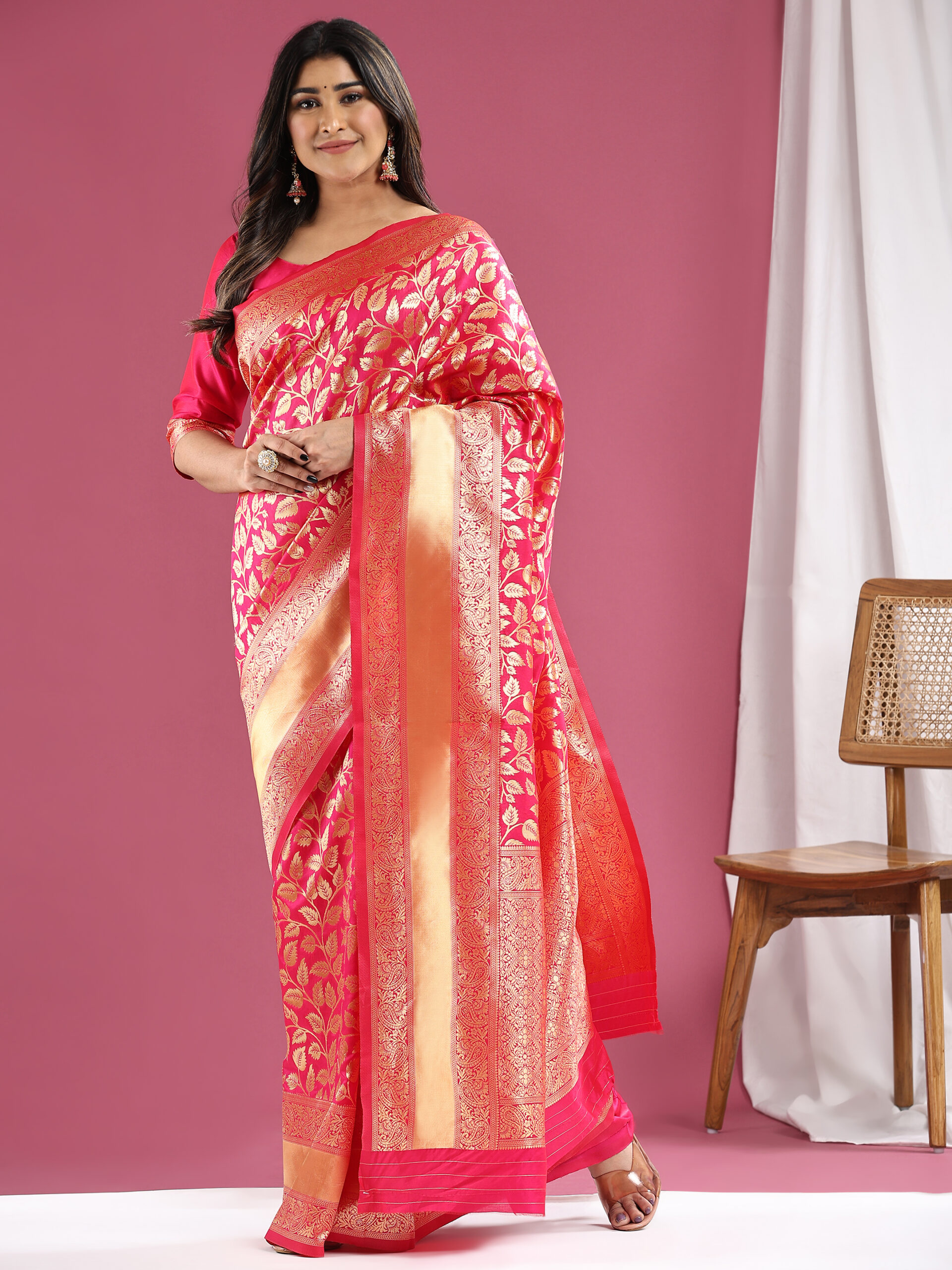 Pink & Gold-Toned Silk Blend Woven Design Kanjeevaram Saree