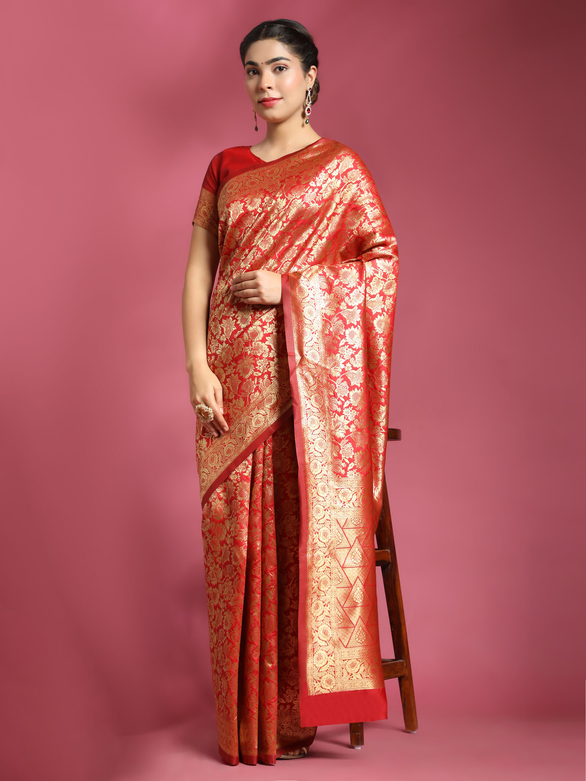 Red & Gold-Toned  Floral Blend Banarasi Saree