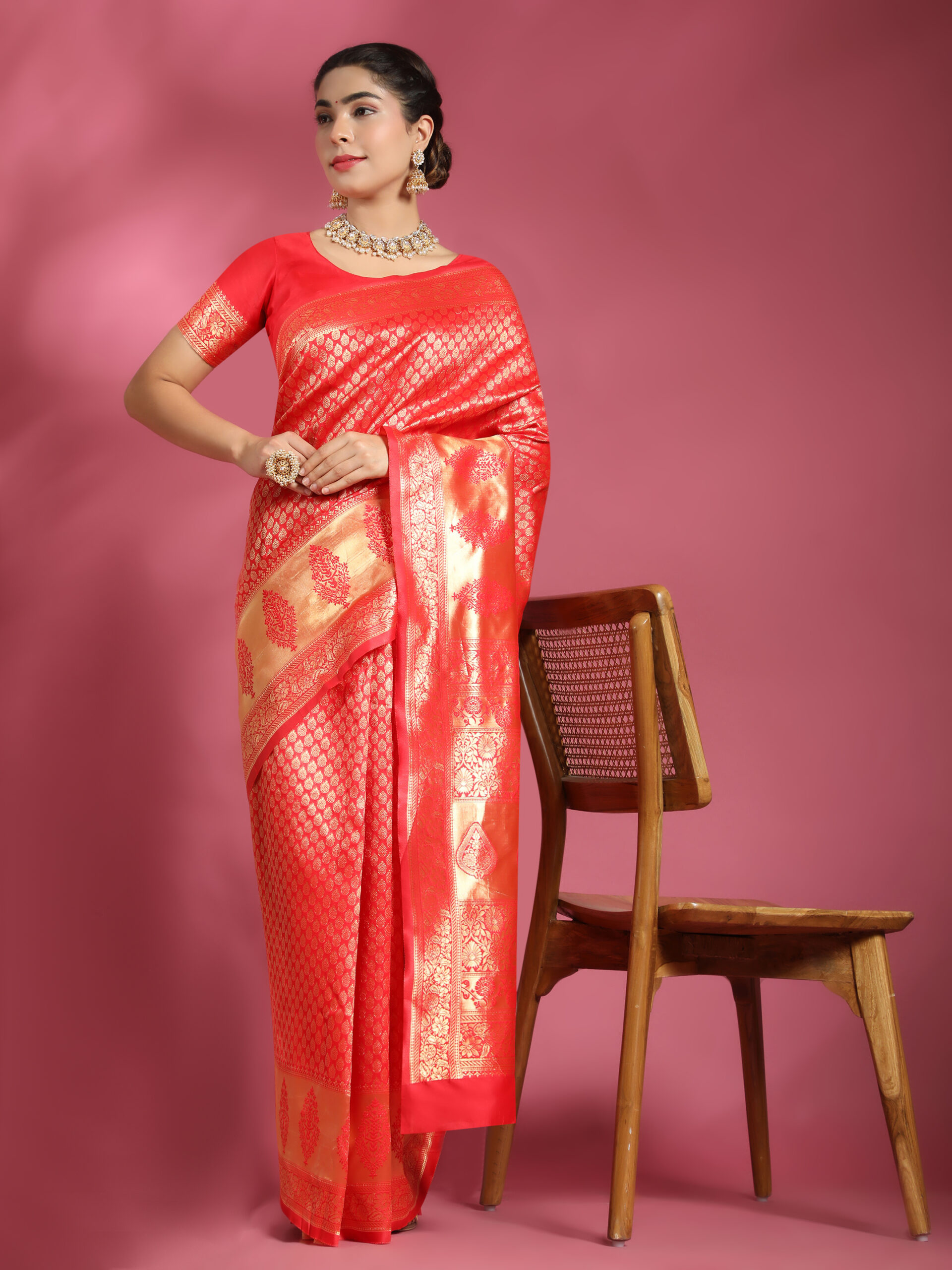Red   & Gold-Toned Woven Floral  Blend Banarasi Saree